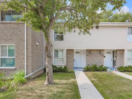 Creekside Townhomes | 560-570 Waverly Street North, Oshawa