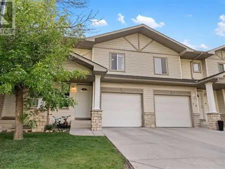 Bright &Spacious 3-Bedroom Townhouse in Family-Friendly Citadel  Fully furnished | 64 - 64 Citadel Meadow Gardens Northwest, 