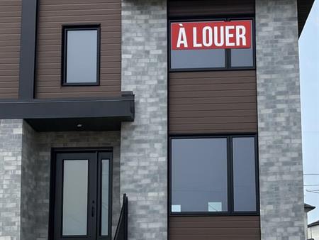 Haut de duplex neuf sur 2 étages - Luxueux - 3 chambres & 2 salle de bain - Valleyfield - Négo