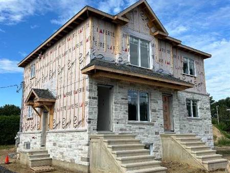 ***PREMIER MOIS GRATUIT*** À LOUER – Superbe 4 1/2 Neuf dans un Duplex