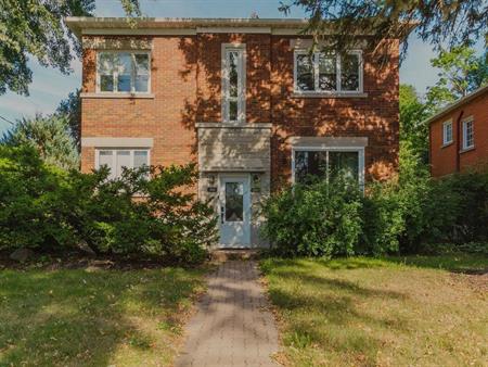 Appartement impeccable et rénové, situé à seulement 12 minutes à pied du coeur de Saint-Lambert!