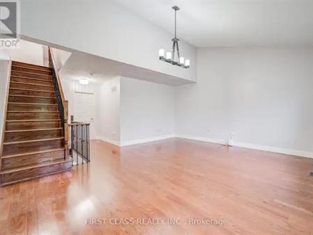 216 ZOKOL DRIVE | 216 ZOKOL DRIVE, Aurora