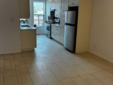 Appartement 4 1/2 , Rénové, petite Italie, Métro De Castelnau
