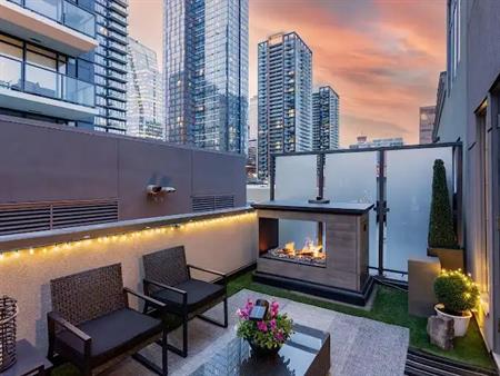 21’ Loft | 2-Patios |King + Queen | AC | Outdoor Firetable +BBQ |CT Tower Views | 311 - 638 11 Avenue Southwest, Calgary
