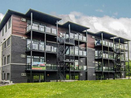 MAGNIFIQUE appartement style condo 4 1/2 sur le golf de VALLEYFIELD