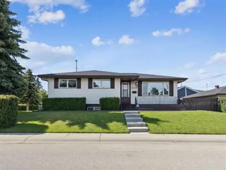 Bungalow with 4 bedroom and 2 baths and double garage | 2119 Vista Crescent Northeast, Calgary
