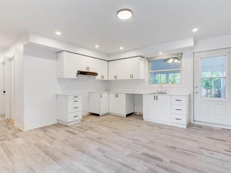 Grand 5 ½ rénové sur 2 étages – 3 chambres