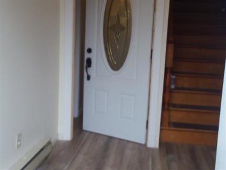 Appartement de 4 chambres chauffé à stanstead, près de Magog et Vermont et 1h30 de Montréal