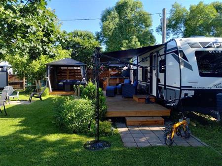 Terrain de camping (et possibilité de roulotte)