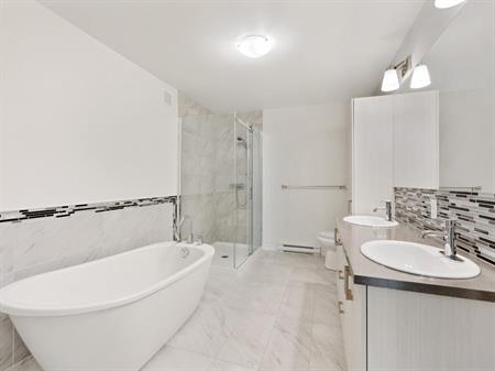 option de garage, magnifique 4 1/2 au 3 étage en avant, 9' plafond, 1 er octobre ou discuter