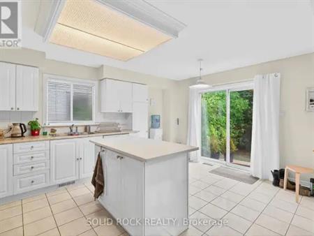 30 KENINS CRESCENT | 30 KENINS CRESCENT, Ottawa