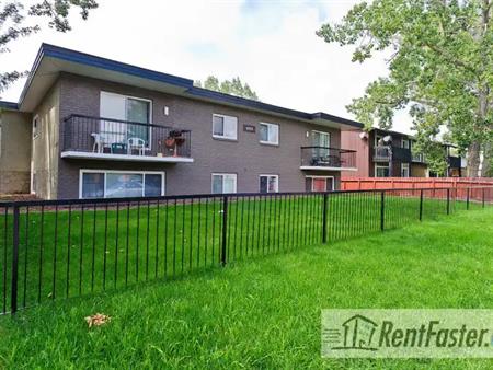 Internet, Renovated 2 large Bdr Bowness Apt. | 4323 73 St NW, Calgary