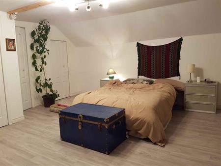 Disponible immédiatement : Magnifique grand logement 3 ½ sur 2 étages
