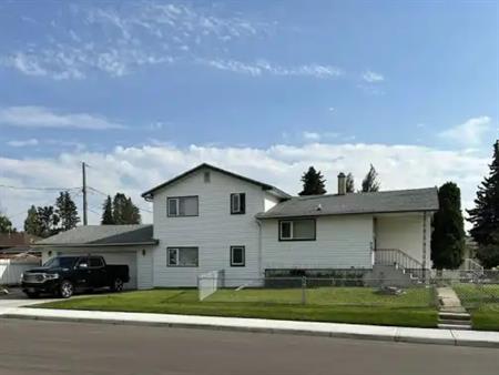 3br 1ba Upper Level House | Red Deer