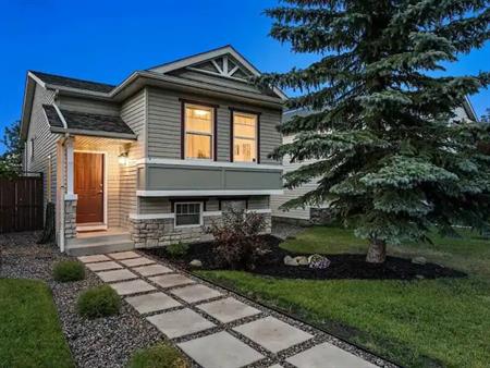 Nice and cozy house for rent in Coventry Hills! UTILITIES + INTERNET INCLUDED | Calgary