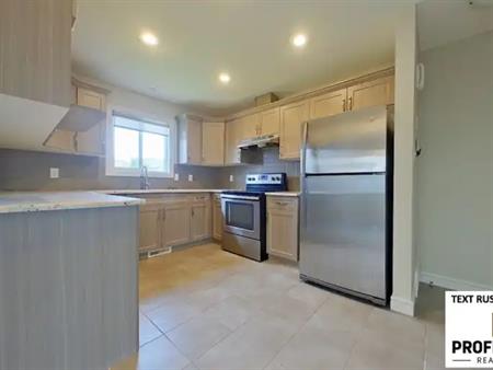 PET FRIENDLY 3 Bed / 2.5 Bath Half Duplex SE Edmonton | 2913 15 Street Northwest, Edmonton