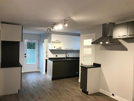 Logement 4-1/2 au 2e étage d'un duplex à pieds du métro Longueuil