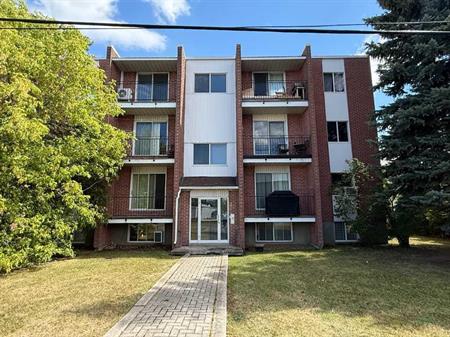 APPARTEMENT 4 1/2 A ST-CONSTANT AVEC 2 CHAMBRES À COUCHER FERMÉES AU DERNIER ETAGE