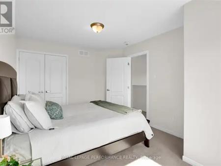 569 RADIANT PRIVATE | 569 RADIANT PRIVATE, Ottawa