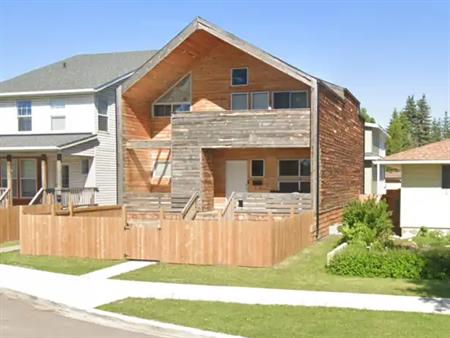 Modern 4 Bedroom 2.5 Bathroom Home – 1 Month Free! – North Eastwood – SF225 | 12521 77 Street Northwest, Edmonton