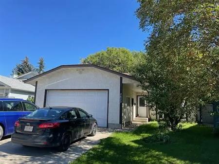Beautiful 5 Bedroom Home in Millwoods | 2623 35 Street Northwest, Edmonton
