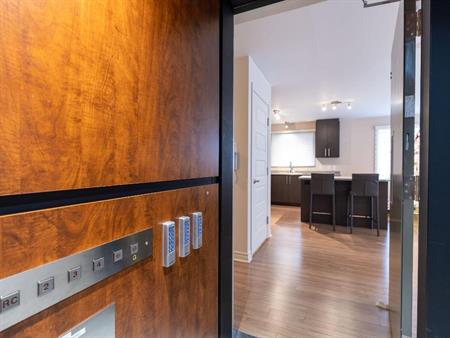 5 1/2 a louer st Hubert Luxueux ASCENSEUR PRIVÉ Très Grand 1 740 PC, OCTOBRE, 50 ans et plus Location appartement/ Logement. 