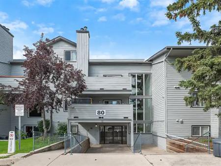 Top Floor 1 Bed + Den | Sunset Views | Heat & Water Included | 3403 - 80 Glamis Drive Southwest, Calgary