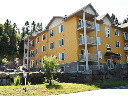 CONDO 4 1/2 à louer à Ste-Agathe-des-Monts. INCLUS DANS LOYER : le chauffage, l'eau chaude, l'air climatisé et une place de s