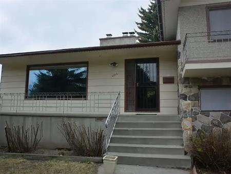 Rooms for rent - House Main Floor - Quiet Neighbourhood - Central Location | 3215 15 Street Northwest, Calgary