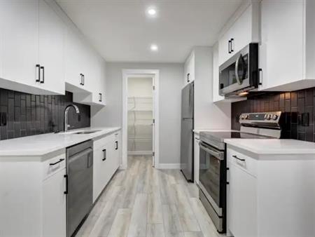 21298 - B Sheriff King Street SW | 21298 Sheriff King Street Southwest, Calgary