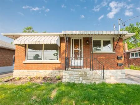 121 Golden Boulevard West | 121 Golden Boulevard West, Welland