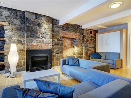 Loft entièrement meublé à louer Vieux-Québec septembre 2025
