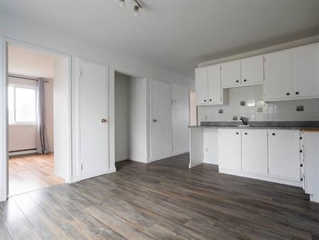 Beau grand 5 1/2, 1 étage disponible maintenant