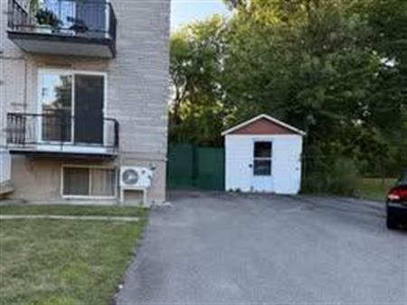 41/2 a Laval dispo 1 Sept 2025 internet 2 stationnements, Thermopompe chaud et froid