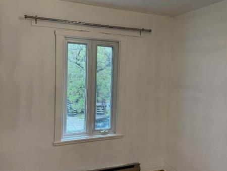 4 et 1/2 (2 chambres fermées), avec électros, Métro Crémazie