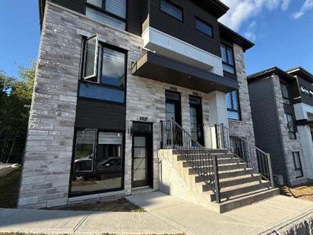 *Condo haut de gamme à St-Jérôme 5 1/2*