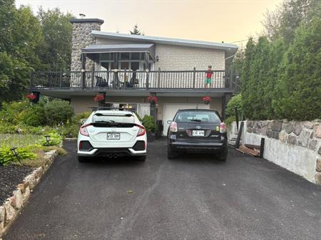 Maison - Chalet - haut de duplex - 3 chambres Saint-Sauveur avec foyer au gaz à 2 minutes des pentes