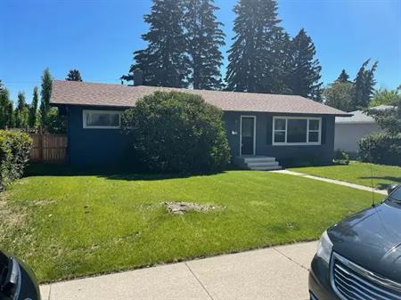 Lovely 4bed home in Glendale: beautiful front & back lawns, in a quiet street | 1820 Glasgow Dr SW, Calgary