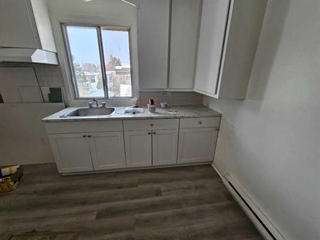 4 1/2 Chomedey 2e etage Stationnement disponible