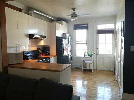 très beau 4 et demi style loft ; 1310 $ ; pour 1er octobre 2025 ;
