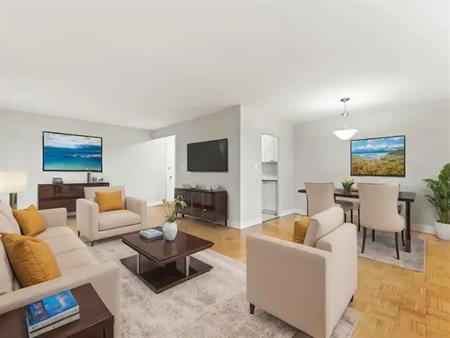 Roxborough Apartments | 330 Queen Elizabeth Drive, Ottawa