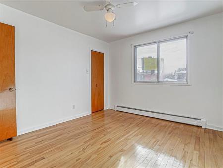grand 4 1/2 haut de triplex tout près de la rivière et à une rue du boulevard Gouin