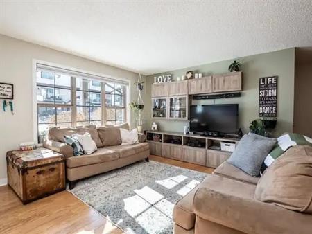 Home Sweet Home 2 Bedroom SW Walking Distance to Ammenities | 8 Everridge Square SW, Calgary