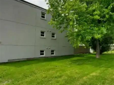 3rd FLOOR 2 Bdrm! TONS OF NATURAL LIGHT!!! Avail. OCT 1st or sooner! | 86 Brock Street East, Oshawa