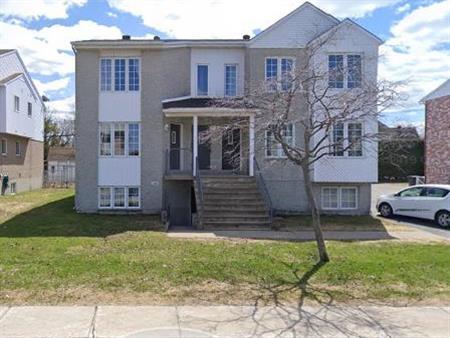 Grand 5 1/2 avec terrasse, disponible Novembre