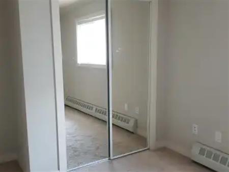 1 BEDROOM CONDO ALONG WHYTE AVENUE - MATURED PROFESSIONAL BUILDING. | 9640 82 Avenue Northwest, Edmonton