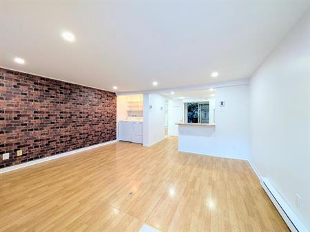 ** Spacious Studio with Outdoor Space - The Village/Downtown, Metro Papineau **