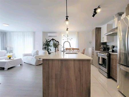 Superbe 4 ½ propre et lumineux – Aire ouverte + Grande chambre king- Disponible pour Octobre