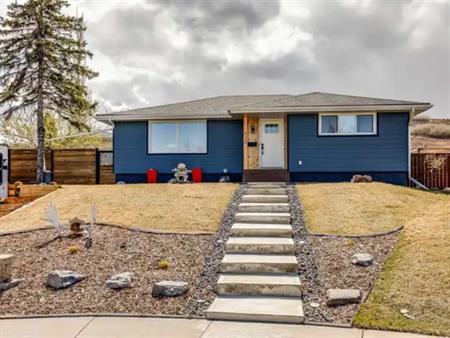 Main Floor Suite, ALL Utils incld, 3 BR, Garage pkg, Pets ok, Sept 15 or Oct 1 | 332 Hunterbrook Place Northwest, Calgary