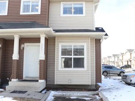 FULLY DEVELOPED 3 BEDROOM 2.5 BATH TOWNHOME | Calgary